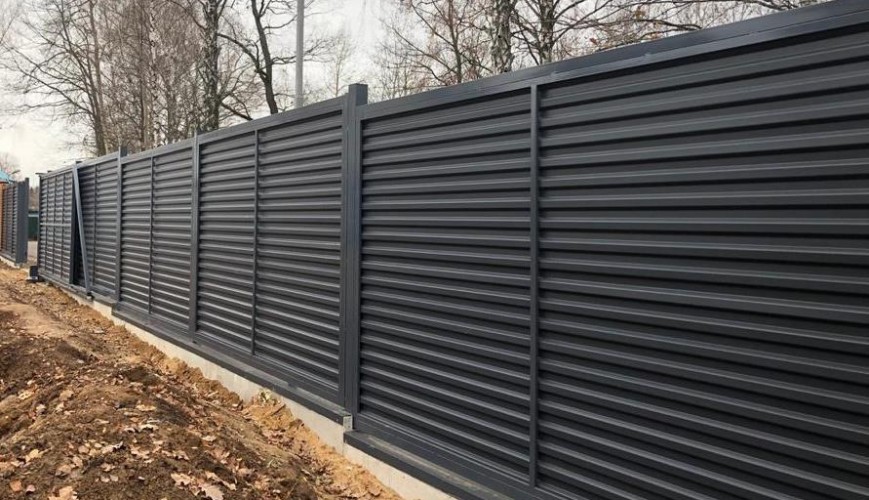 otk profnastil v sektsiyah RAL 7024 na lentochnom fundamente